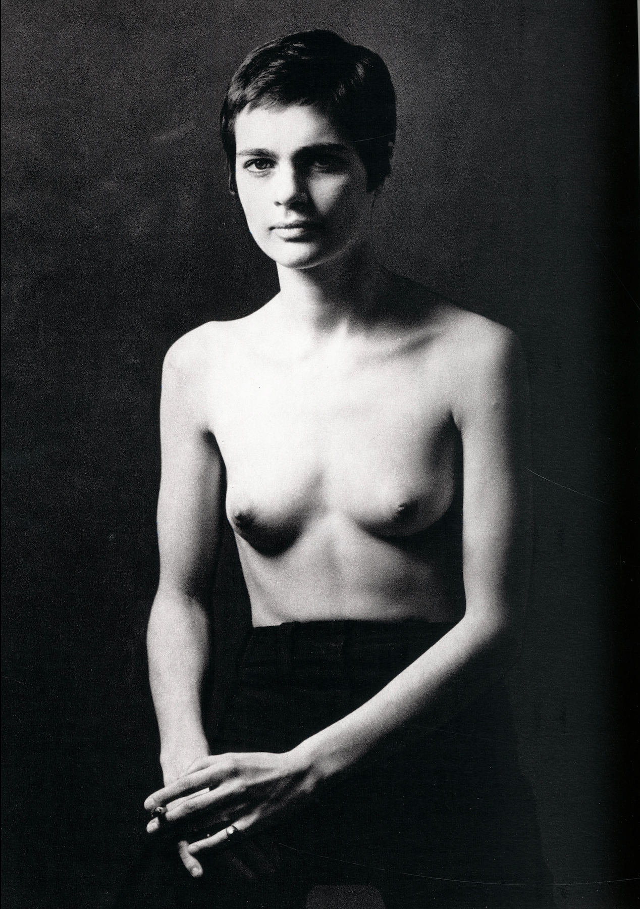 Portraits Nus Jean-Francois Bauret interior frontal nude portrait studio photography direct gaze interior 3 intermission books.