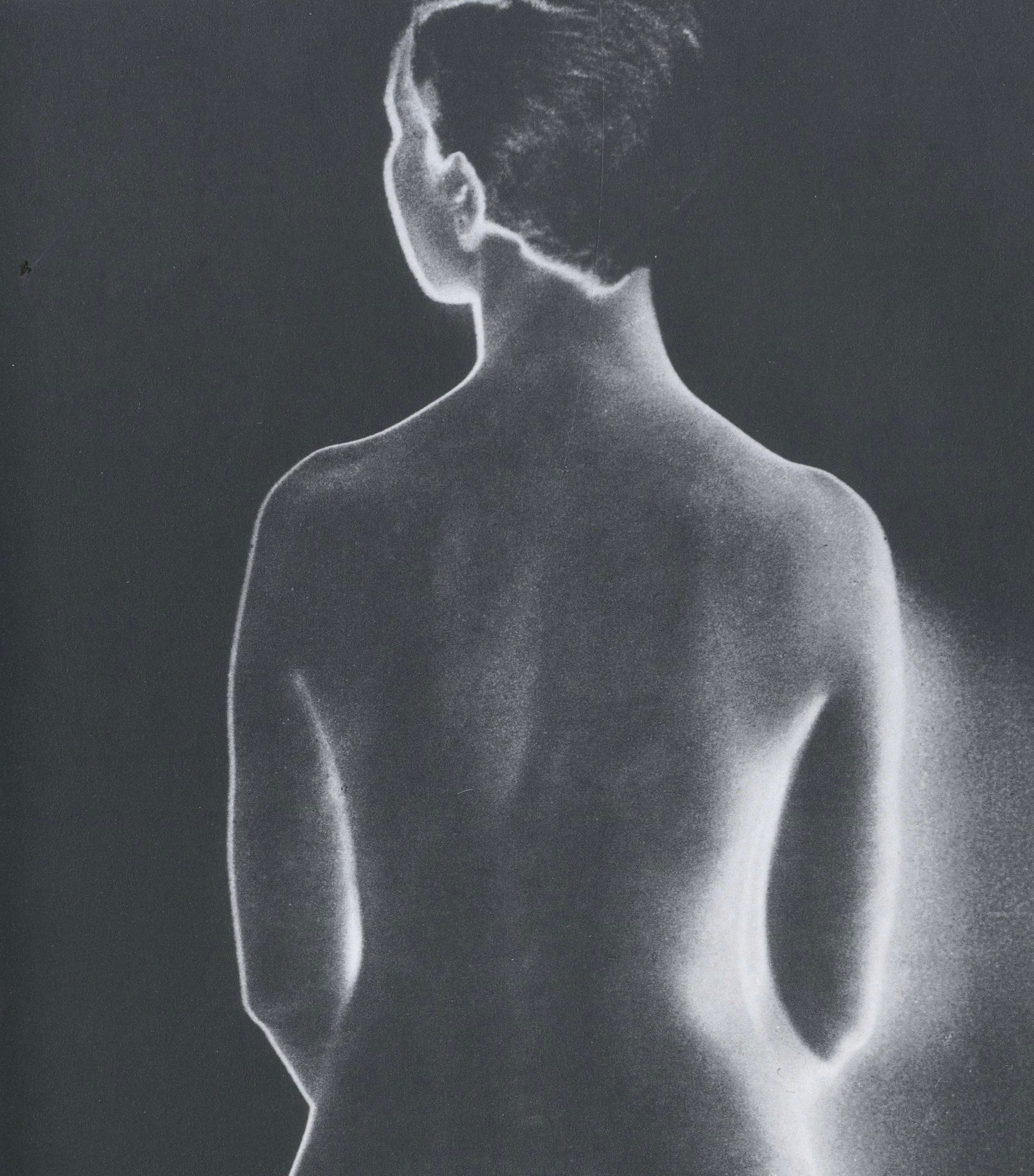 Black-and-white portrait photograph reproduced in Photographien Paris 1920–1934 by Man Ray.