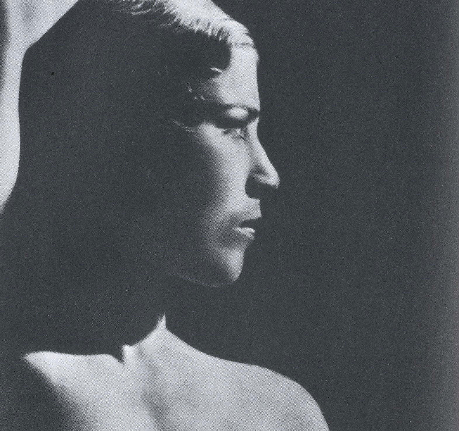 Double-page spread from Photographien Paris 1920–1934 with avant-garde photography and surreal compositions.