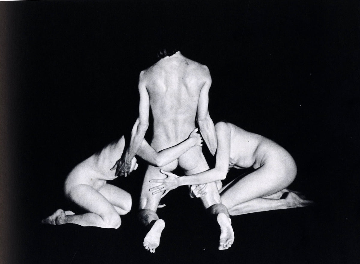 Kneeling female nudes arranged in a symmetrical flower-like formation, horizontal plate from Comme une fleur….